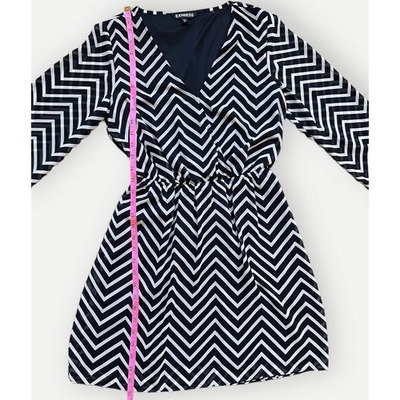Express Black & White Chevron Sheer Sleeve Lined V-Neck Wrap Dress. XS. NEW. - Picture 8 of 12